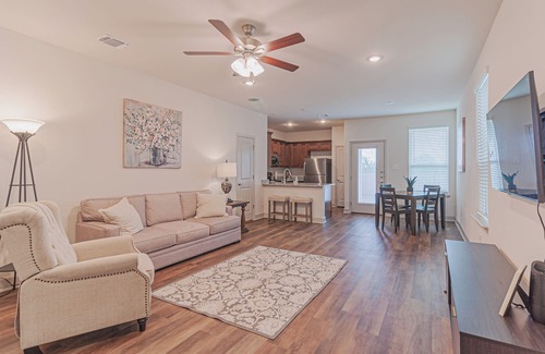 San Antonio House | Charming 3-bedroom townhome in San Antonio with WiFi and AC