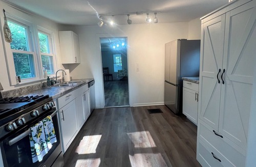 Skaneateles House | Charming 3-Bedroom Farmhouse Getaway: Cozy Comfort in Skaneateles