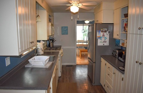 South Dennis House | Charming 3 bedroom sleeping 7 with central air!