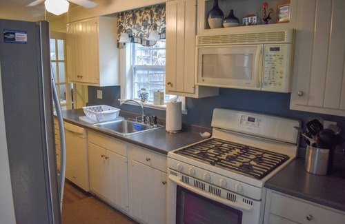 South Dennis House | Charming 3 bedroom sleeping 7 with central air!