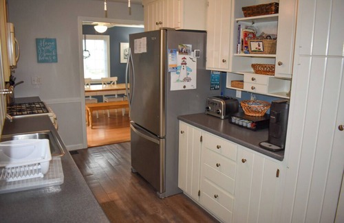 South Dennis House | Charming 3 bedroom sleeping 7 with central air!