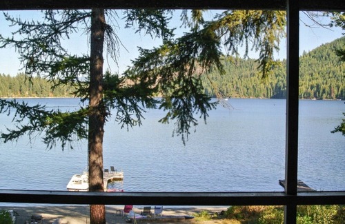 Spirit Lake Cabin | Charming 3 Bedroom Cabin on Spirit Lake