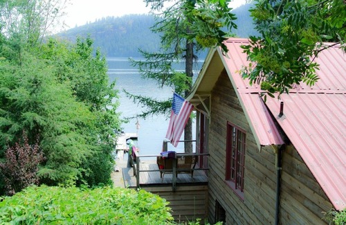 Spirit Lake Cabin | Charming 3 Bedroom Cabin on Spirit Lake