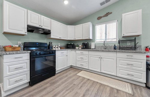 Springville House | Charming 3-bedroom Cottage, near the Springville Ranch& Sequoia National Forest