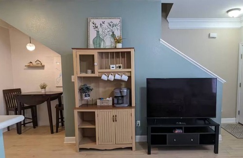 Tallahassee House | Charming 3-bedroom townhome with WiFi, with fitness room and pool, near campus.