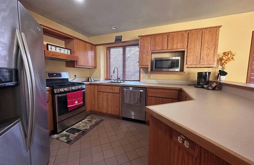 Brookfield House | Charming 3-bedrooms house/resort-like with Firepit and Deck.