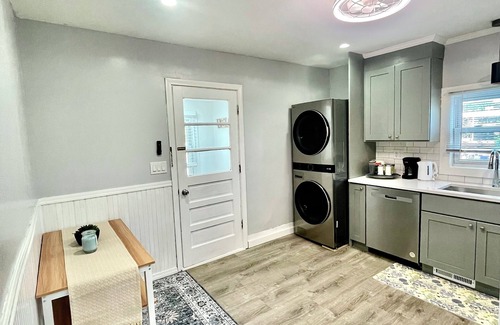 Quincy House | Charming 3-Beds In 2-bedrooms Apartment Near Quincy Adams