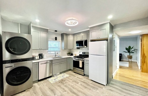 Quincy House | Charming 3-Beds In 2-bedrooms Apartment Near Quincy Adams