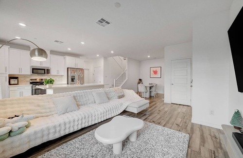 Summerlin House | Charming 3B3B townhome with full bedroom and bathroom DOWNSTAIRS in Las Vegas