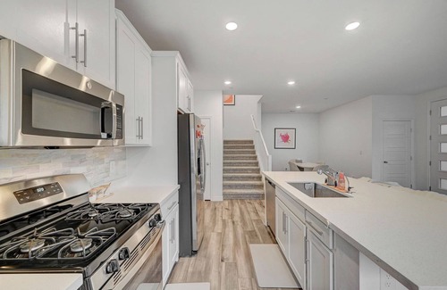 Summerlin House | Charming 3B3B townhome with full bedroom and bathroom DOWNSTAIRS in Las Vegas