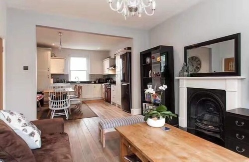 West Kensington Apartment | Charming 3bd 3br spacious maisonette in Kensington Design Museum
