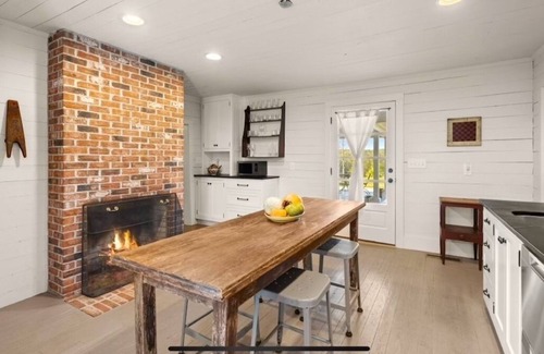 Cleveland Other | Charming 3bed/2bath 1800s Farmhouse - Just Minutes to Helen & North GA Wineries!
