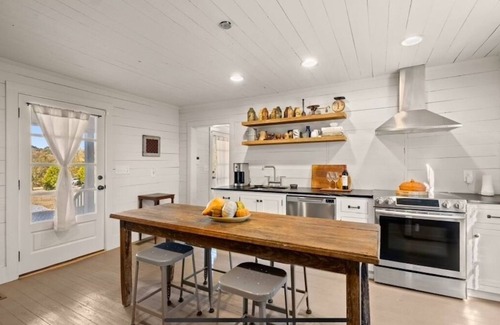 Cleveland Other | Charming 3bed/2bath 1800s Farmhouse - Just Minutes to Helen & North GA Wineries!