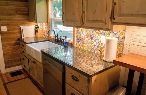 Grandview House | Charming 3BR 1BA House W BBQ Deck & Garden Sleeps 6 in Down Town Grandview