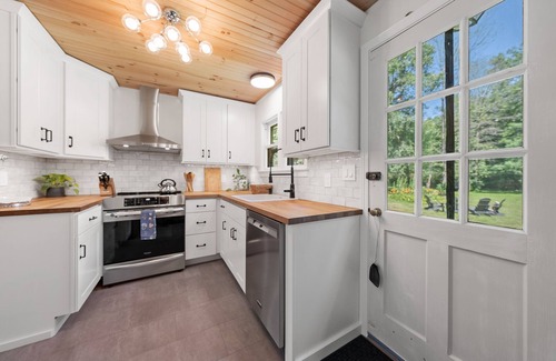 Pine Plains House | Charming 3BR 2BA Oversized Cape with Mountain Views!