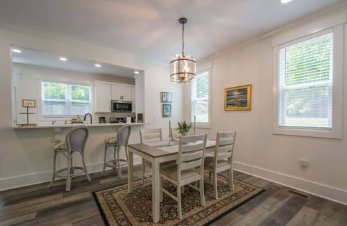 Flat Rock House | Charming 3BR, Balcony, Walk to Flat Rock Playhouse