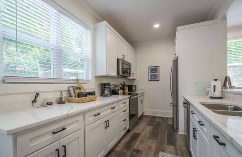 Flat Rock House | Charming 3BR, Balcony, Walk to Flat Rock Playhouse