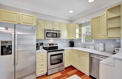 Lake Ridge House | Charming 3BR Home, Pool & Hot Tub FTL Gateaway!