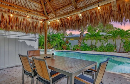 Lake Ridge House | Charming 3BR Home, Pool & Hot Tub FTL Gateaway!