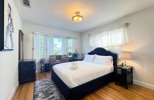 Universal City House | Charming 3BR House - Hal-UC