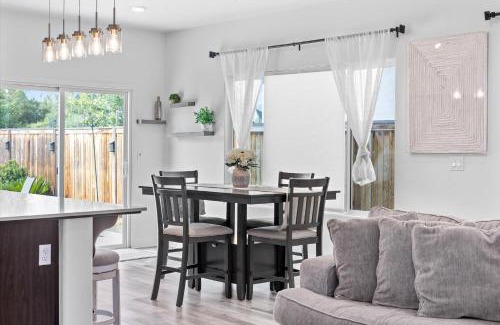 Greenacres House | Charming 3BR in Shafter with Backyard & Garage