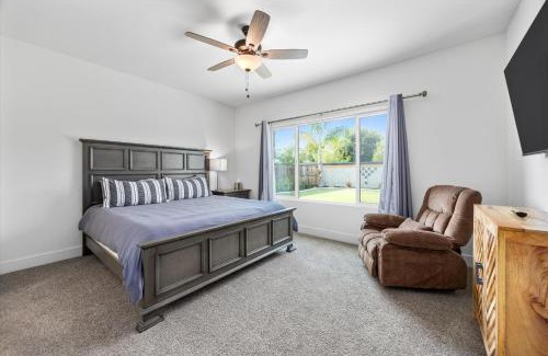 Greenacres House | Charming 3BR in Shafter with Backyard & Garage