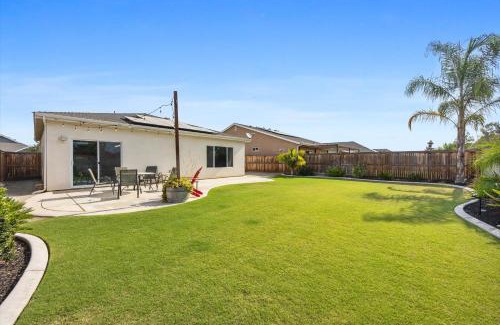 Greenacres House | Charming 3BR in Shafter with Backyard & Garage