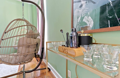 Old West Broad Neighborhood Condo | Charming 3BR Retreat | Heart of Savannah | Near Forsyth Park!