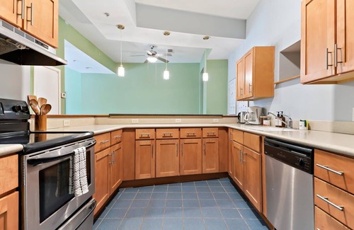 Old West Broad Neighborhood Condo | Charming 3BR Retreat | Heart of Savannah | Near Forsyth Park!