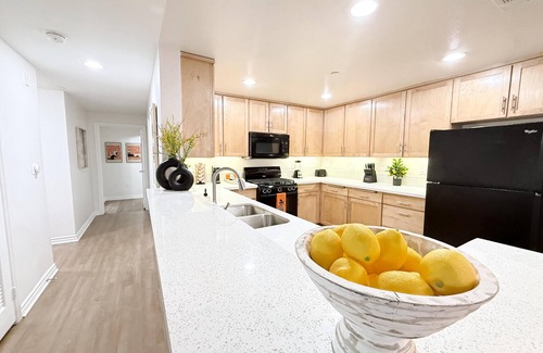 Encino Hotel | Charming 3BR with WiFi, AC in Marvelous Los Angeles 109
