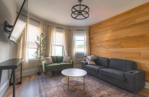 Salem Apartment | Charming 4 BDR - Walk to Downtown & Free parking!