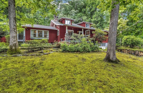 Ridgecrest Cottage | Charming 4-bedroom cottage in welcoming Black Mountain with WiFi.