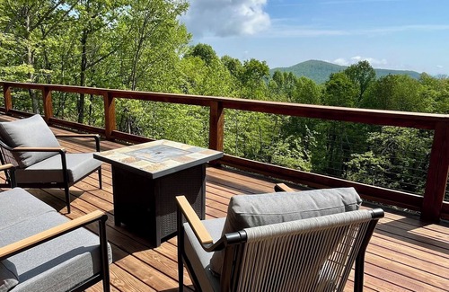 Black Mountain Cabin | Charming 4-bedroom cabin near Bat Cave, Chimney Rock, Lake Lure, Asheville