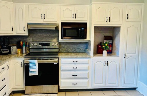 Riverdale House | Charming 4-bedroom house with AC and WiFi in marvelous East Riverdale.
