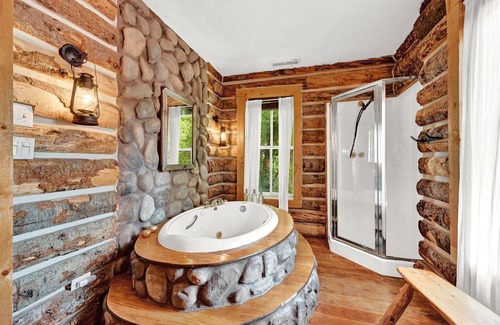 Huntsville Bed & Breakfast | Charming 4-bedroom B&B with WiFi and AC in Huntsville
