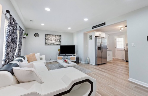 Hampton House | Charming 4-bedroom bungalow with AC and WiFi in Hampton, with washer and dryer.