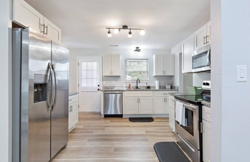 Hampton House | Charming 4-bedroom bungalow with AC and WiFi in Hampton, with washer and dryer.
