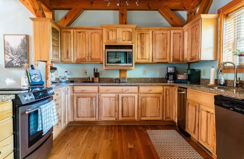 Old Fort Cabin | Charming 4-bedroom cabin with Hot Tub and Firepit in Old Fort