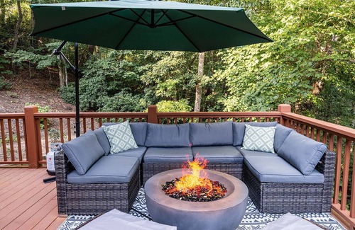 Old Fort Cabin | Charming 4-bedroom cabin with Hot Tub and Firepit in Old Fort
