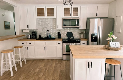 Ocala House | Charming 4-bedroom Cottage- BEST LOCATION & BACKYARD