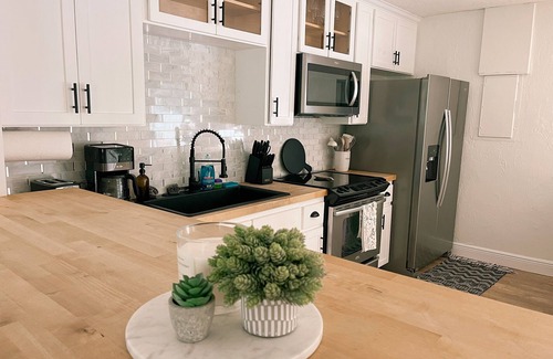 Ocala House | Charming 4-bedroom Cottage- BEST LOCATION & BACKYARD