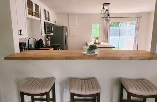 Ocala House | Charming 4-bedroom Cottage- BEST LOCATION & BACKYARD