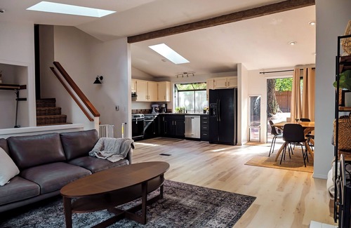 Beaverton House | Charming 4-bedroom family home in Beaverton with AC, fitness room, WiFi