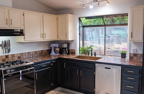 Beaverton House | Charming 4-bedroom family home in Beaverton with AC, fitness room, WiFi