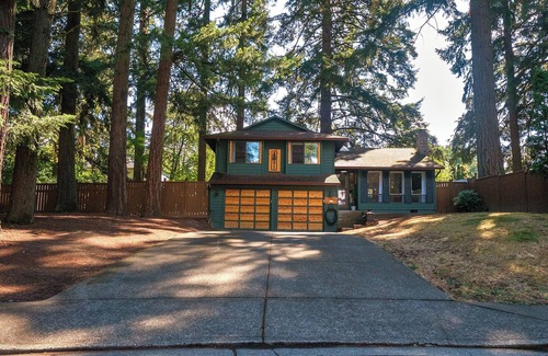 Beaverton House | Charming 4-bedroom family home in Beaverton with AC, fitness room, WiFi