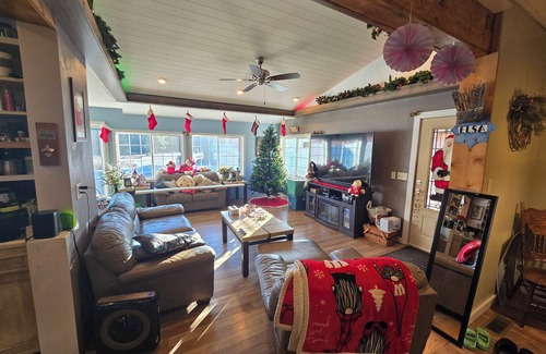 Peshtigo Other | Charming 4-bedroom farmhouse with AC and WiFi in Peshtigo