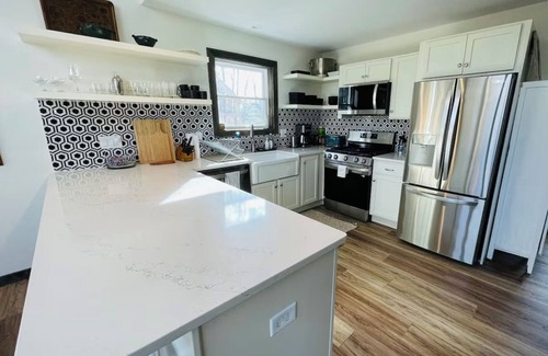Jim Thorpe House | Charming 4-bedroom house with Hot Tub - Playset - Firepit - Lake beach