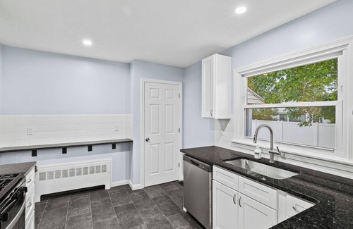 New London House | Charming 4-bedroom house with AC, WiFi in New London. Walk to the beach!