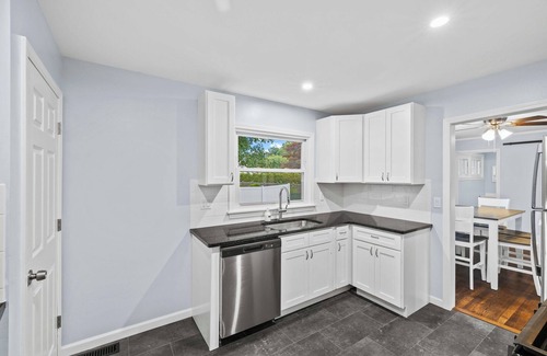New London House | Charming 4-bedroom house with AC, WiFi in New London. Walk to the beach!