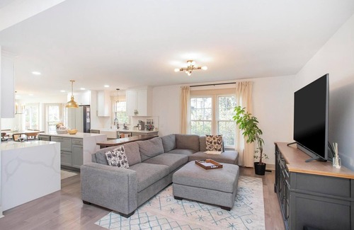 Brentwood House | Charming 4-bedroom house in pleasant Brentwood with AC, WiFi - dog-friendly